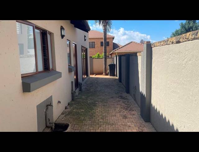 5 BEDROOM HOUSE FOR SALE IN STONERIDGE